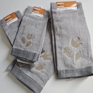 NWT Lot Of Fall Holiday Christmas Leaves 2 Hand Towels 2 Bath Fingertip Towels